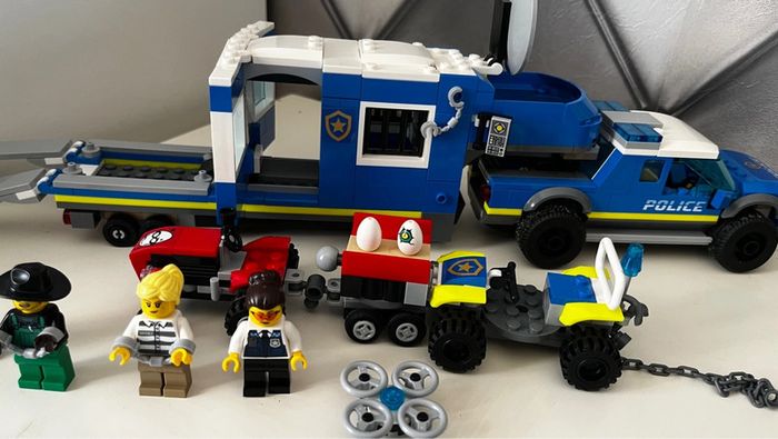 Lego City 60315 le camion de commandement mobile de la police - photo numéro 11