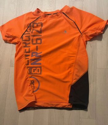T-shirt 8/10 ans orange plus d’étiquette matière légère domyos très bon état