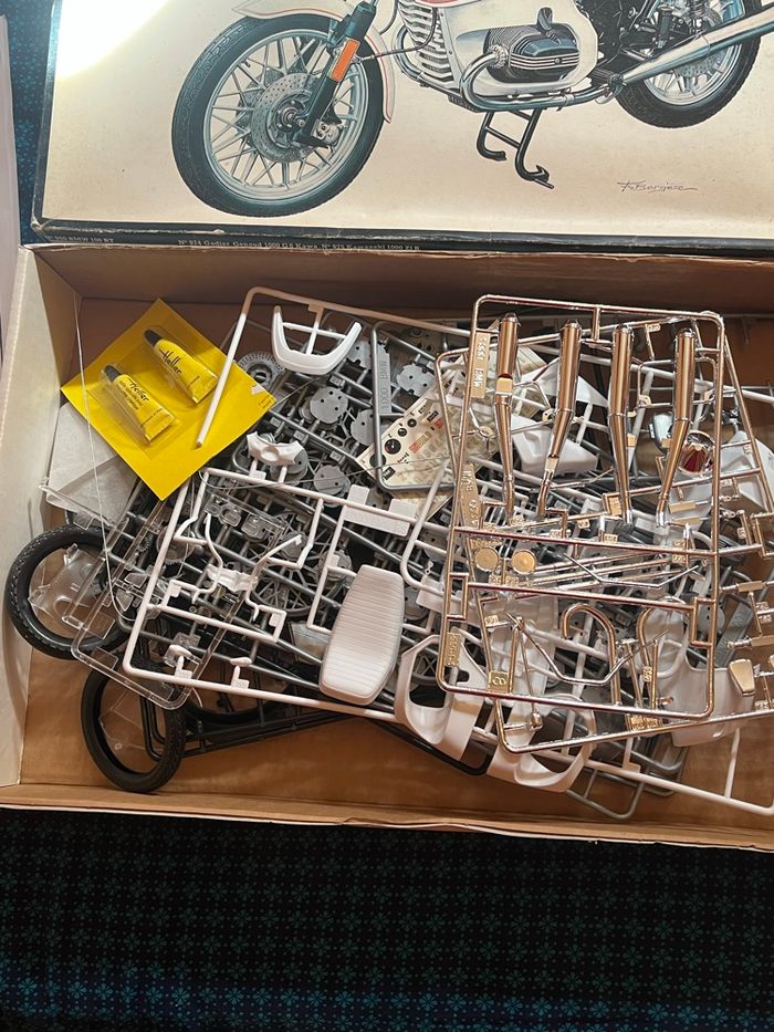 BMW 1/8 100RS modélisme ancien mais neuf - photo numéro 4