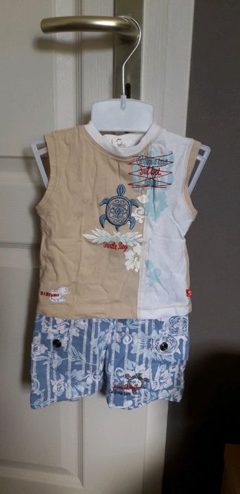 Ensemble short et tee-shirt bleu beige