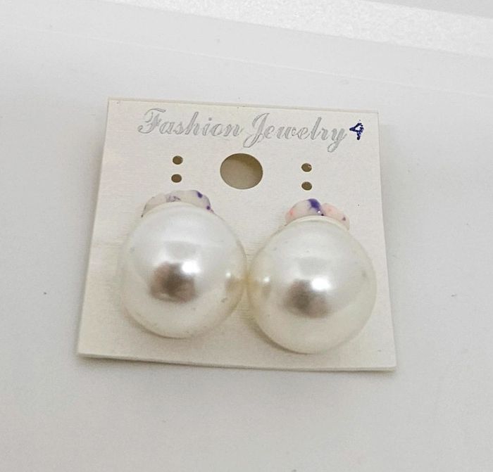 Paire de boucles d'oreilles.
Neuve.
Fleur 4 - photo numéro 3
