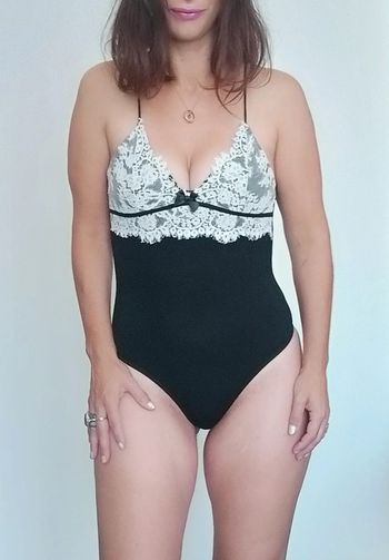 Body top décolleté noir dentelle blanche taille 36