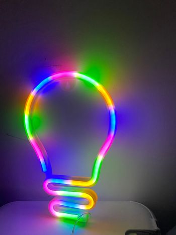 Neon ampoule décoration tendance 2025