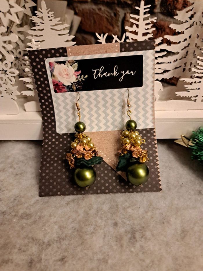 Magnifique paire de boucles d'oreilles pendantes verte et doré - photo numéro 2