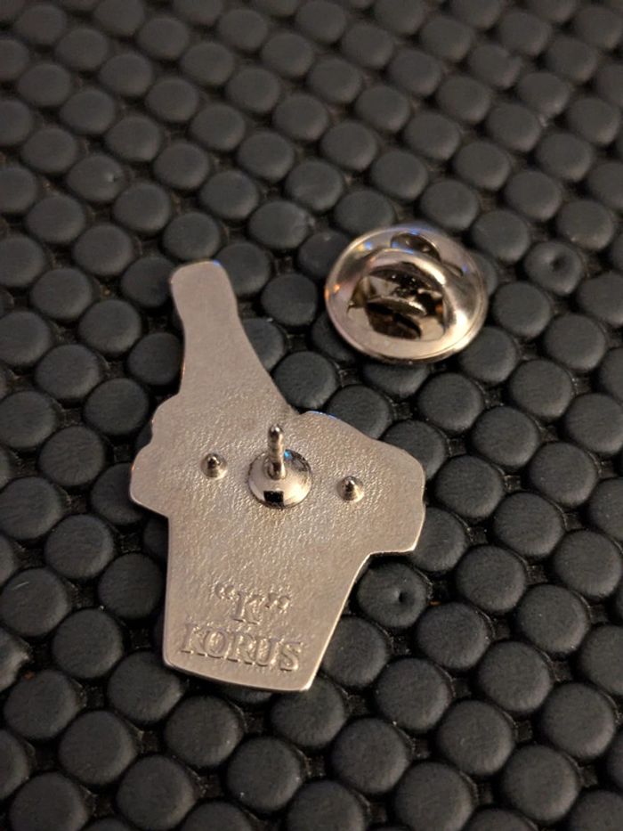 Pin's Moët et Chandon signé Korus Belle qualité - photo numéro 2