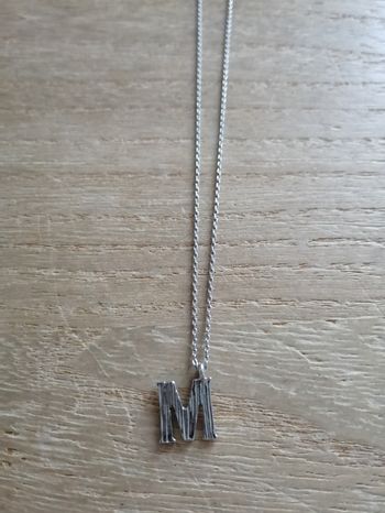 Collier argenté pendentif M neuf