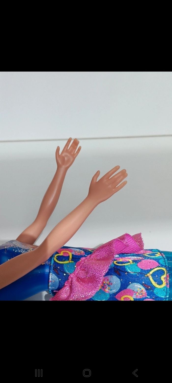 Poupée mattel barbie Color Reveal série 7 fête bleu et ballon gtl82
Poupée et ensemble compris - photo numéro 6