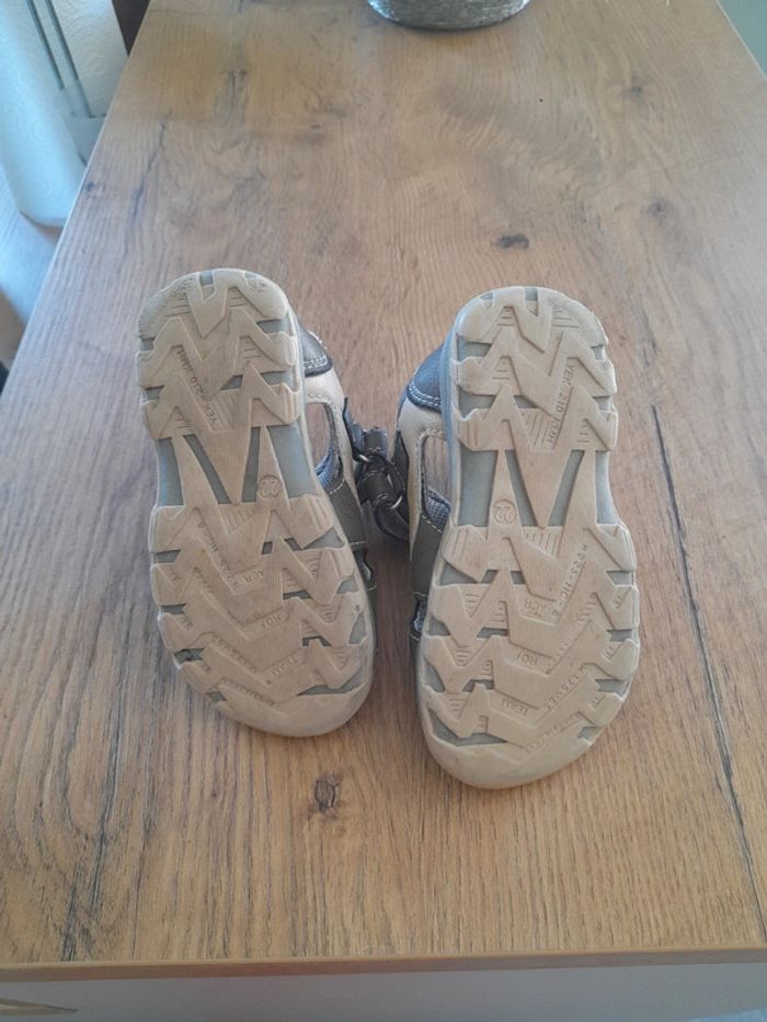 Une paire de sandales taille 22 - photo numéro 4