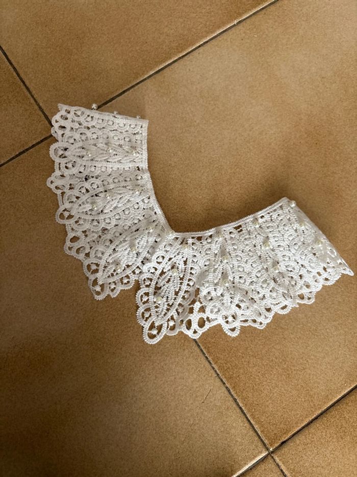 Col en dentelle et perle