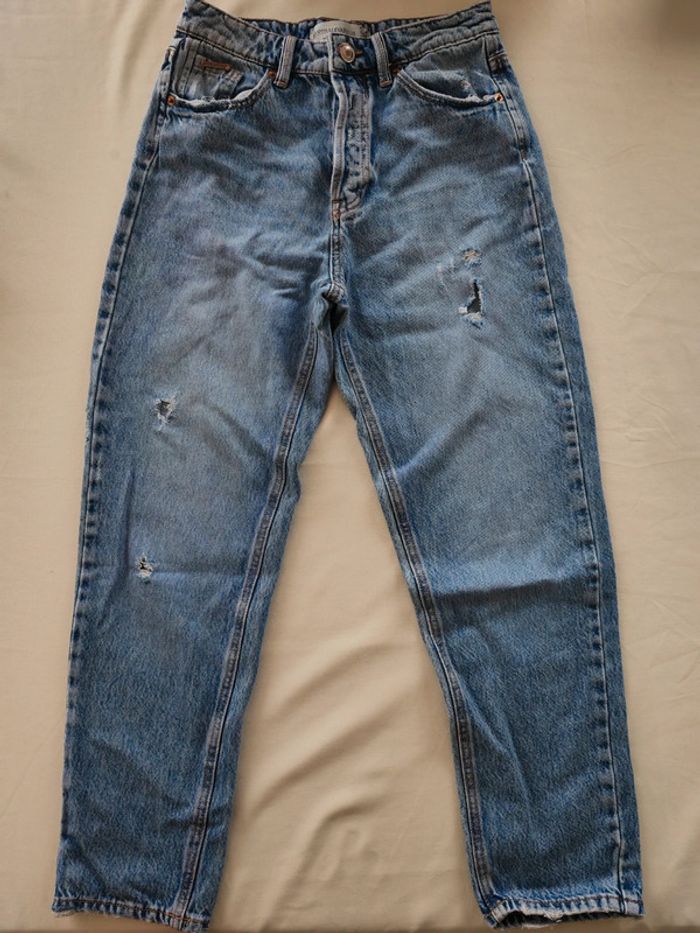 Jean troué, taille 34, marque Stradivarius, très bon état