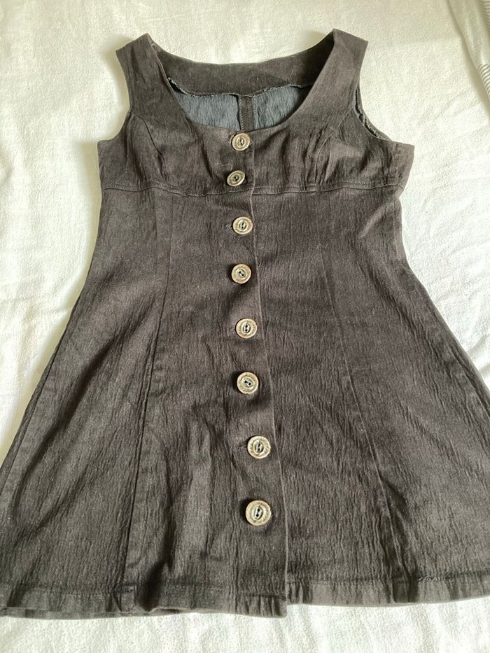 Robe noire à boutons - photo numéro 4