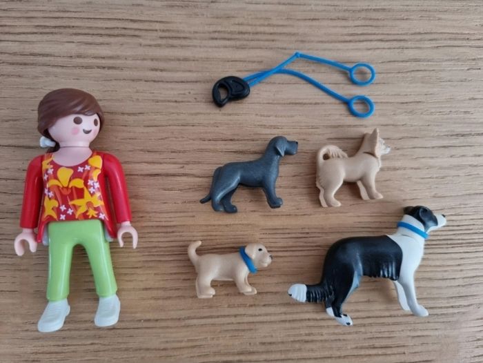 Promeneuse de chiens
Playmobil 
4 chiens
Une laisse double - photo numéro 2