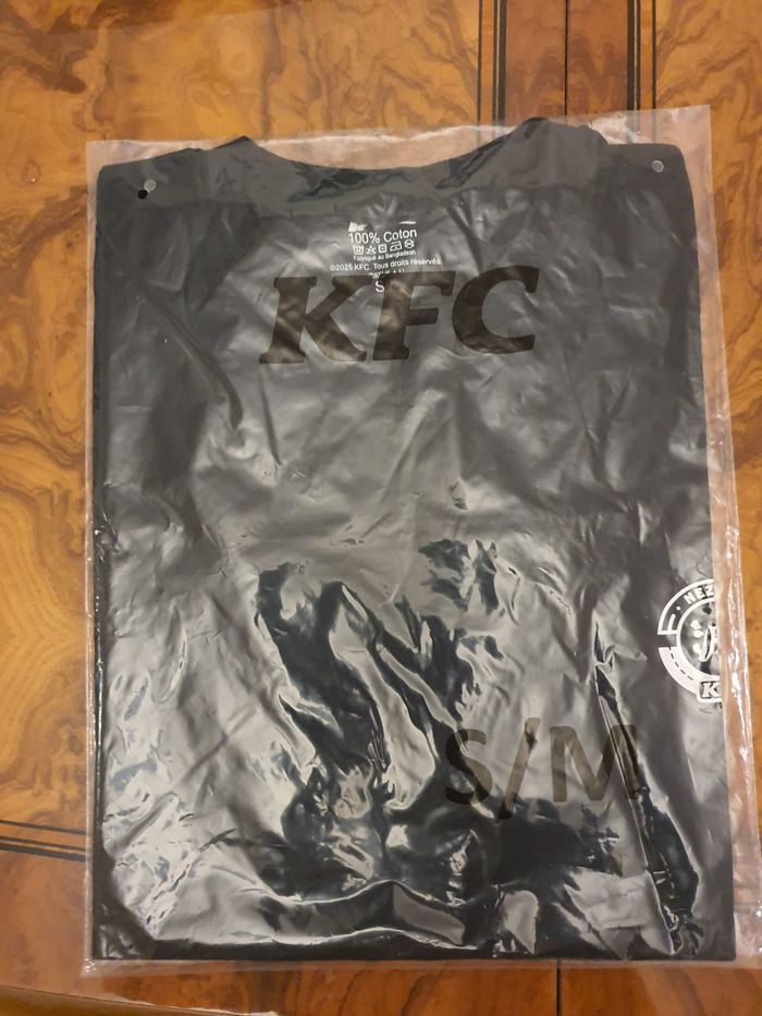 Neuf et Scellé très rare T-shirt taille S/M Nezuko Demon Slayer x KFC – Édition Limitée