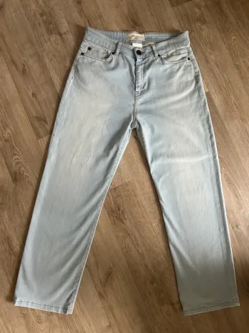 Week-end MaxMara, jean bleu clair boyfriend taille US 29/FR. 40.
