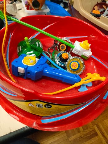 Lot arène+3 toupies+ lanceurs+ 1 toupie manuelle