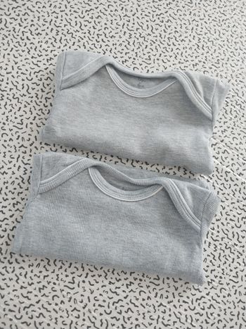 Lot 2 bodies bébé gris 6 mois manches courtes unis basiques mixte