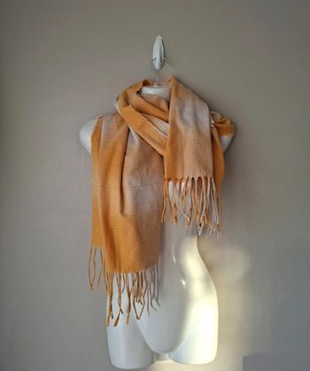 Écharpe moutarde et blanche à franges 