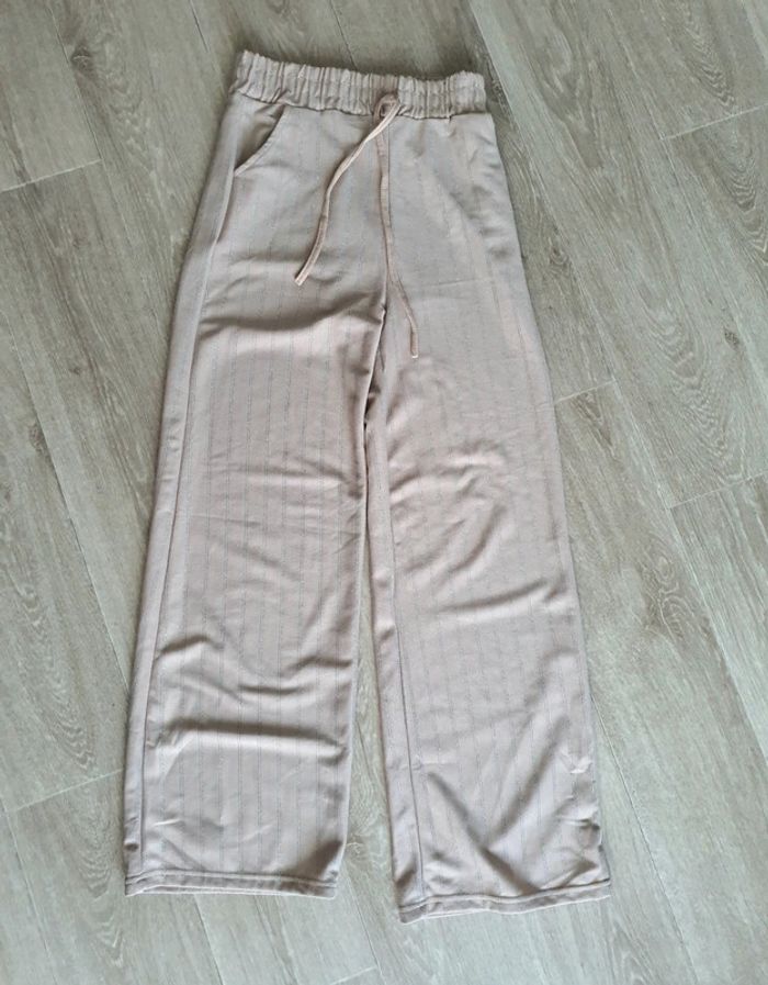 Pontalon beige taille s/m à jambes larges