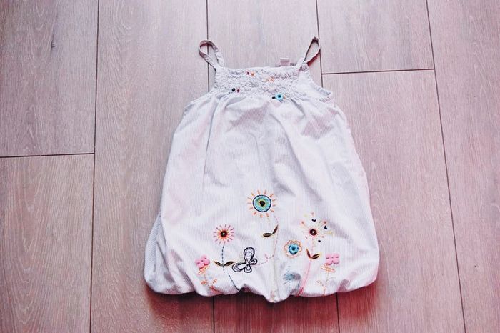 Robe blanche à rayure et motif brodés. 2 ans fille. Marque Orchestra