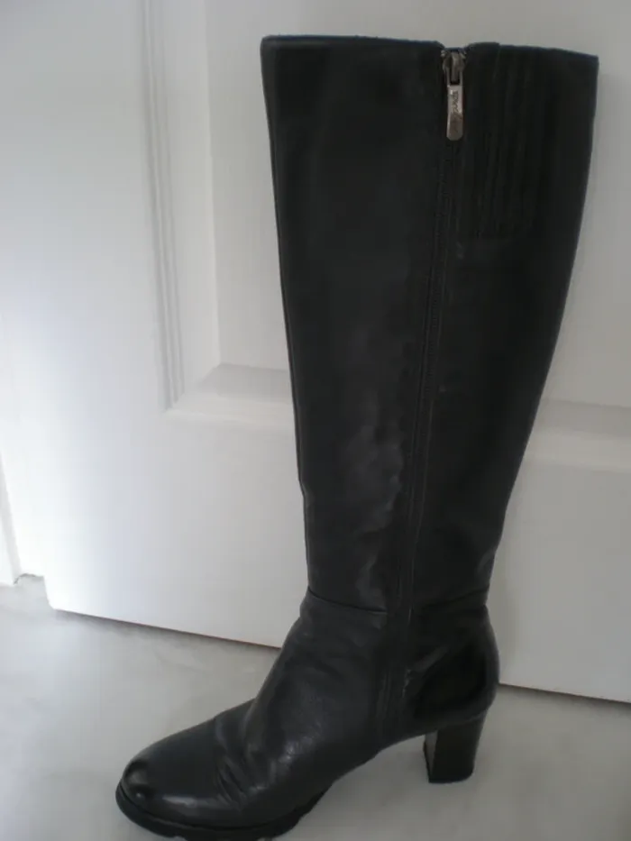 Bottes cuir noir Regarde le ciel. - photo numéro 2