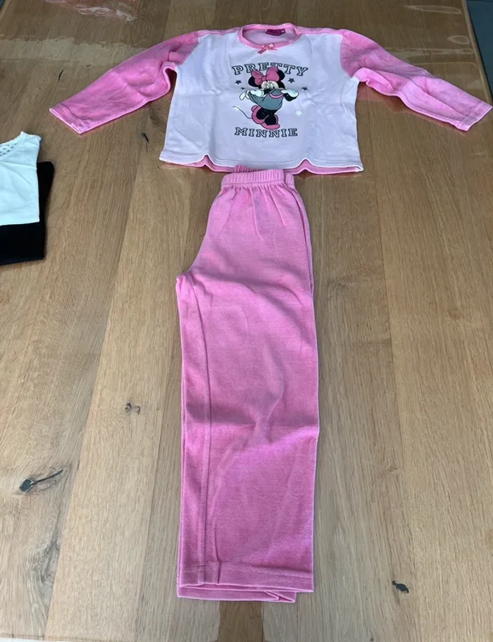 Lot vêtements 5 ans pyjama t-shirt chaussettes - photo numéro 2