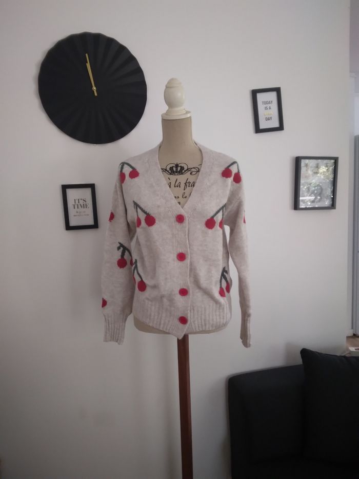 Gilet beige avec des cerises neuf. 13€ au lieu de 36€ - photo numéro 2