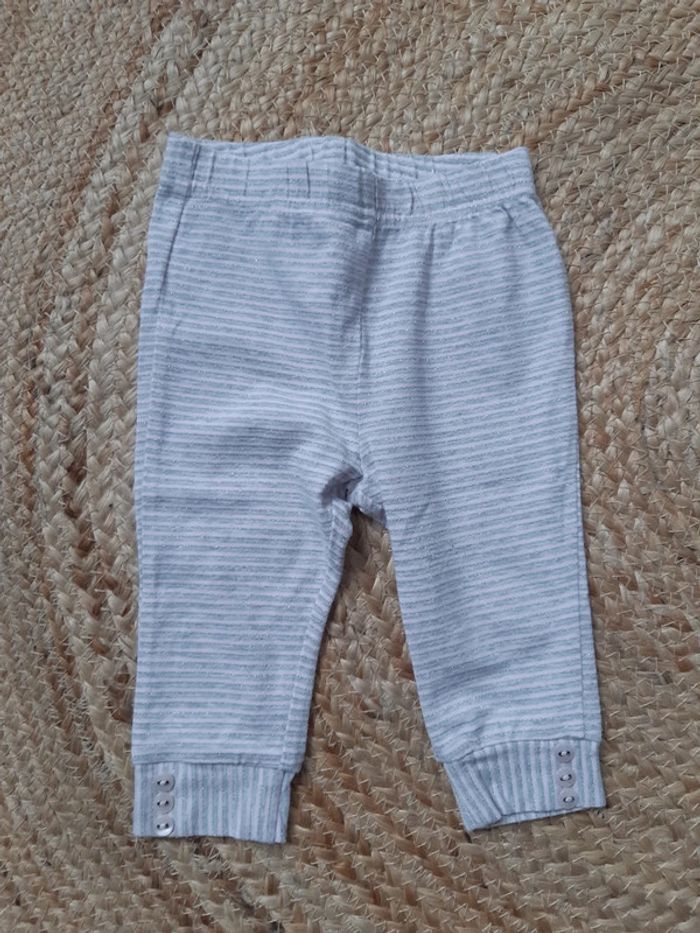 Lot tee-shirt et 2 leggings - photo numéro 4