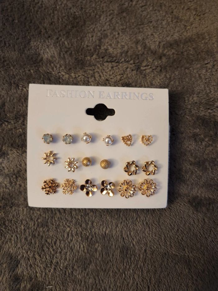 Plaquette de 9 paires de boucles d'oreilles