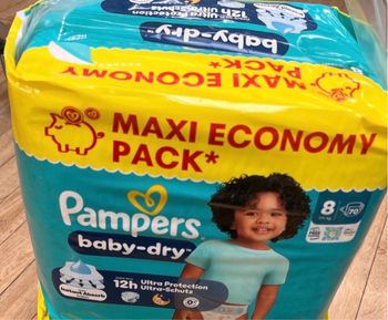 Pack de couches Pampers taille 8 neuf 