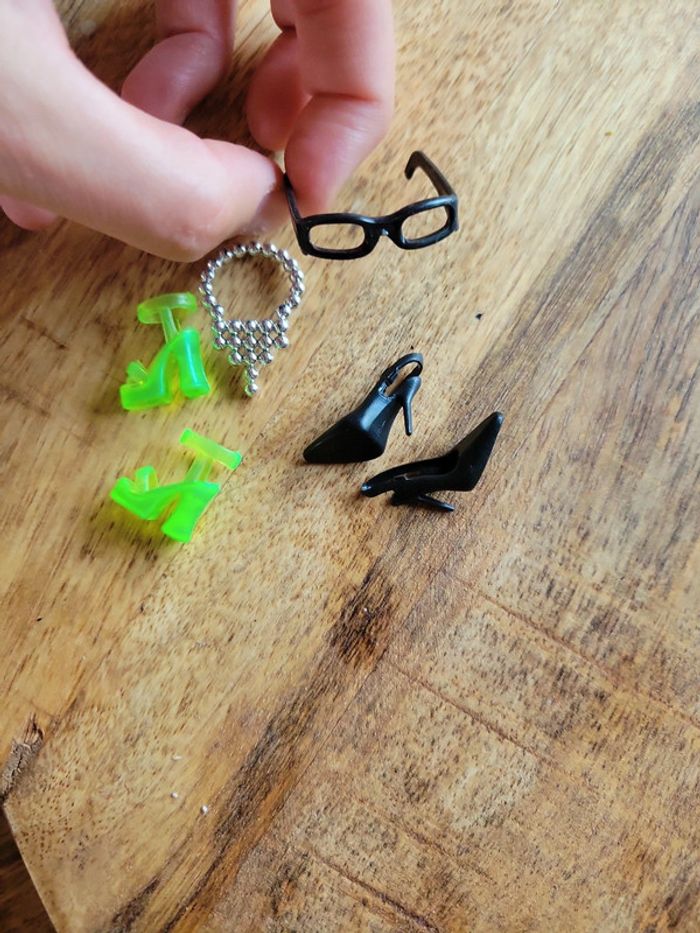 Lot accessoires barbie chaussures collier lunette - photo numéro 2