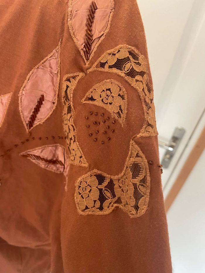 T-shirt femme marron – Manches 3/4 – Taille M – Broderies, strass & dentelle - photo numéro 5