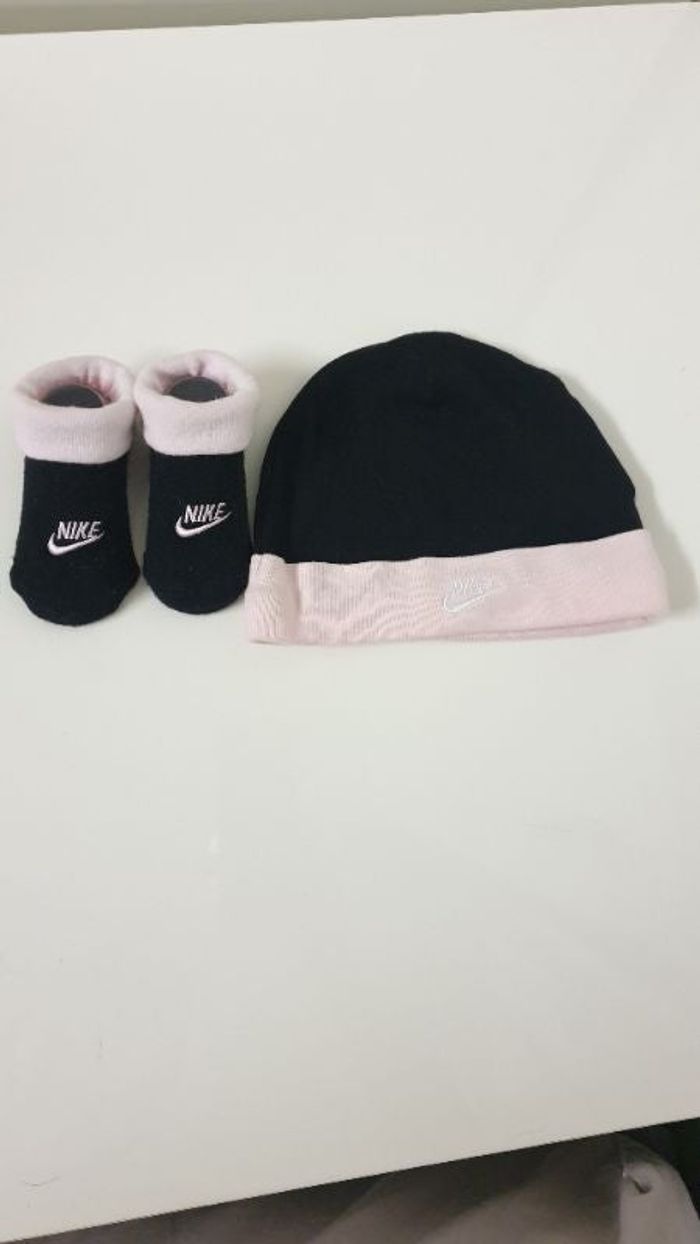 Bonnet et chaussettes bébé fille Nike