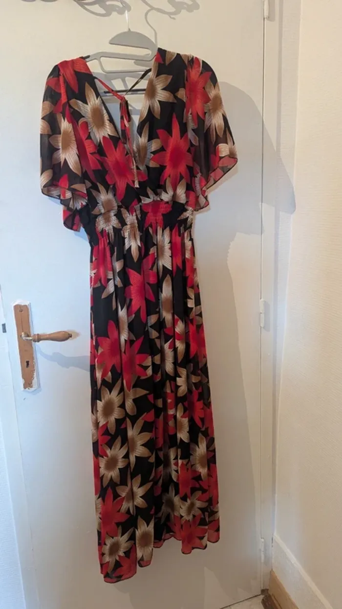 Robe fleurie rouge noire - photo numéro 2