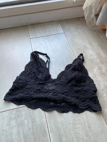 Top noir, dentelle, M. Pull bear.