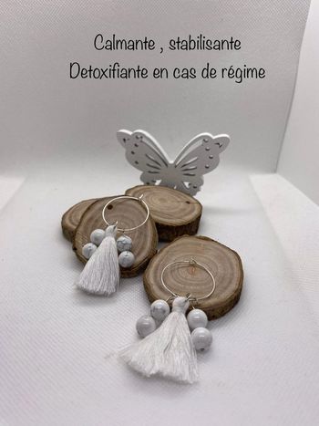 Créoles en howlite avec ponpon , lithothérapie