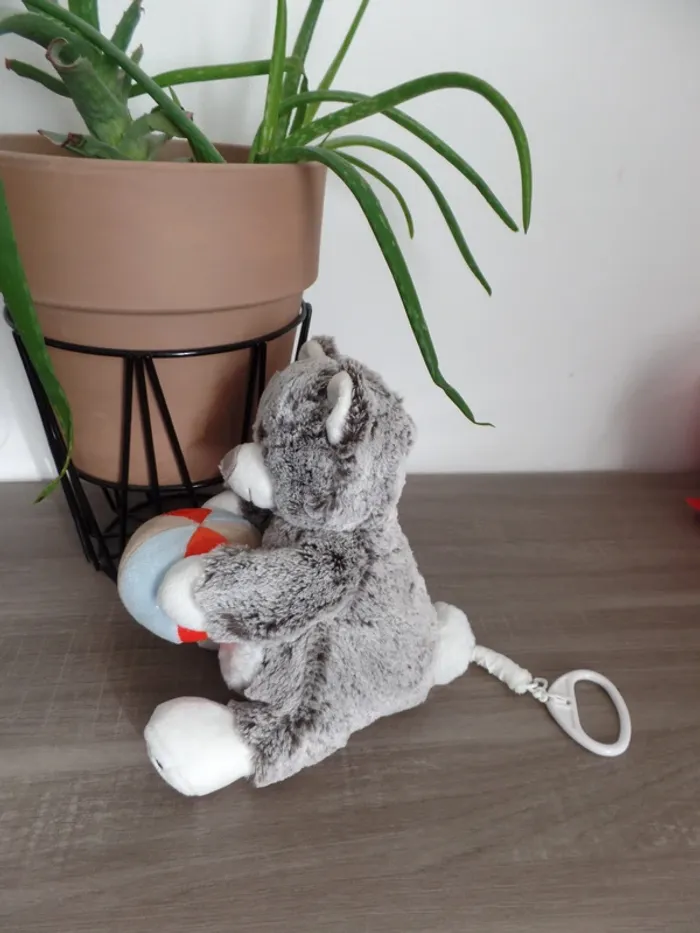 Nounours en peluche gris musical qui tient un ballon - photo numéro 2
