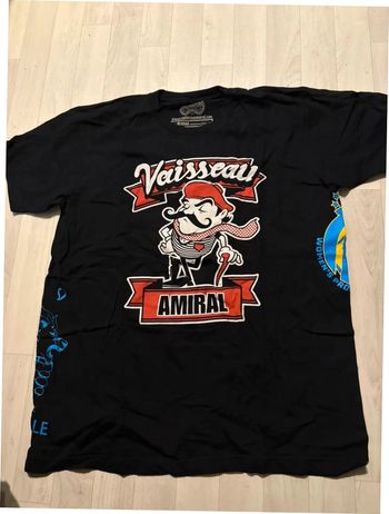 T-shirt manches courtes vaisseau amiral noir avec des motifs taille XL. Très bon état.