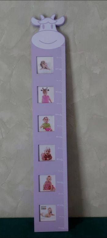 Toise mauve en forme de vache avec cadres photos