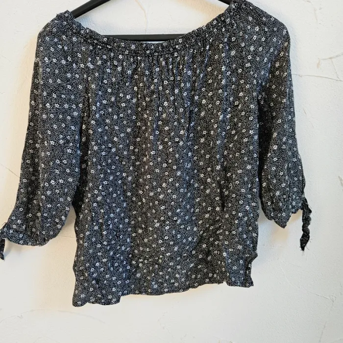 Blouse noire à fleurs 🌸 - photo numéro 3