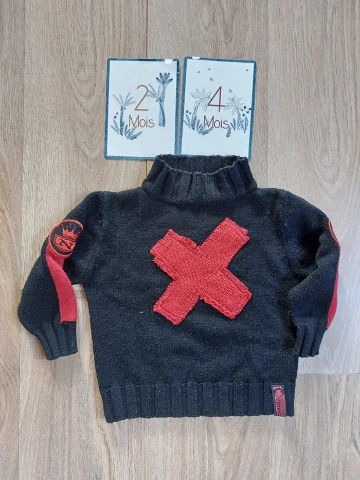 Pull noir et rouge 24 mois