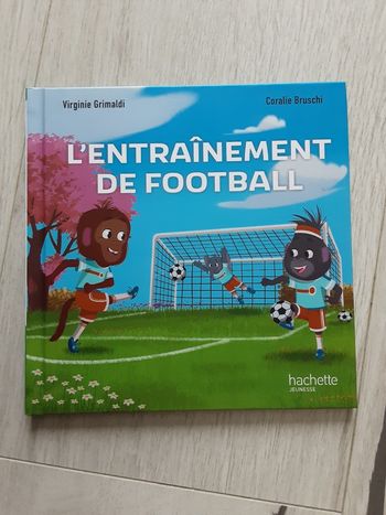 Livre enfant écrit sportif L'entraînement de football, Hachette jeunesse Neuf