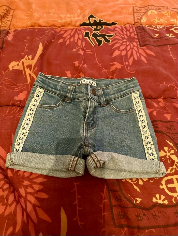 Jolie short fille taille 4 ans🦄