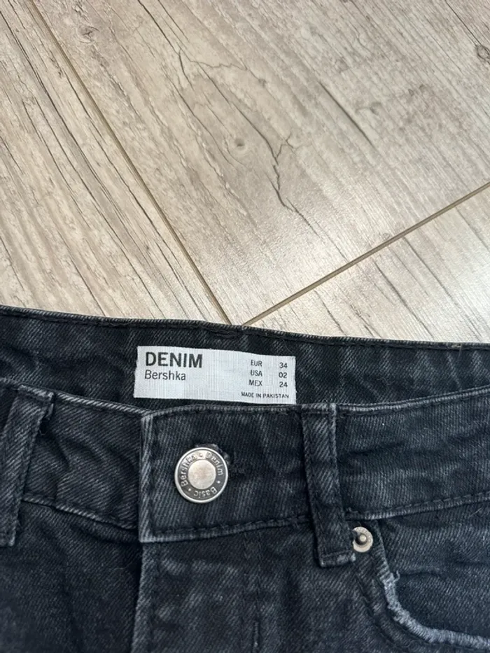 Mini short noir bershka XS - photo numéro 2