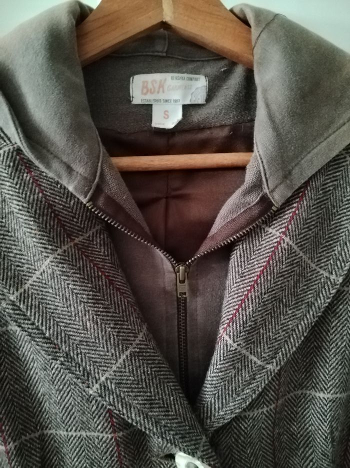 Veste. à carreaux marron  à fermeture et sa capuche. - photo numéro 4