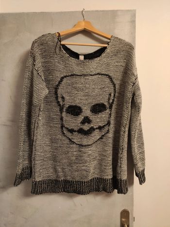 Pull gris maille dessin crâne