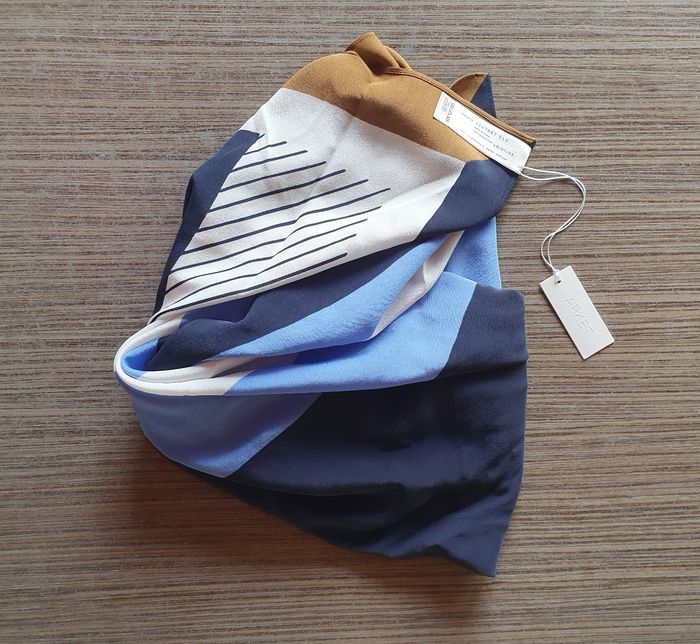 Très joli foulard à cheveux en soie Arket 🦋