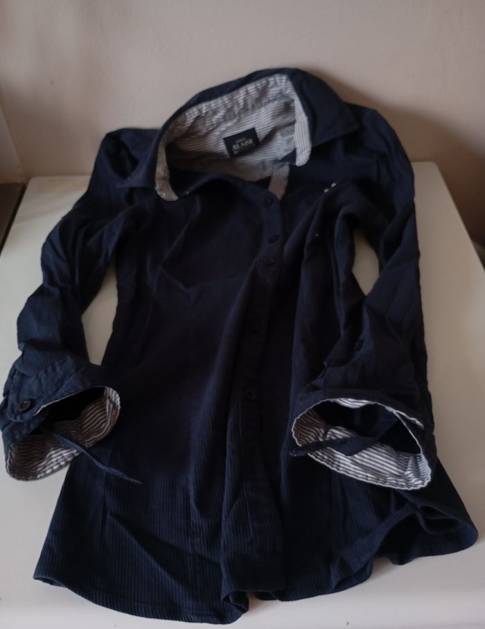 Chemise marine. Rayures .Manches longues . T34 XS. Cotin polyamide elasthane . Très bon état - photo numéro 3