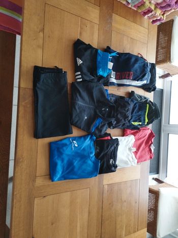 Lot de vêtements de sport garçon en 8 ans