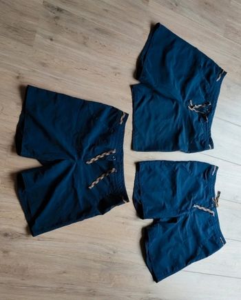 3 Shorts queshua marine taille 40
L/40/12 Très bon état.