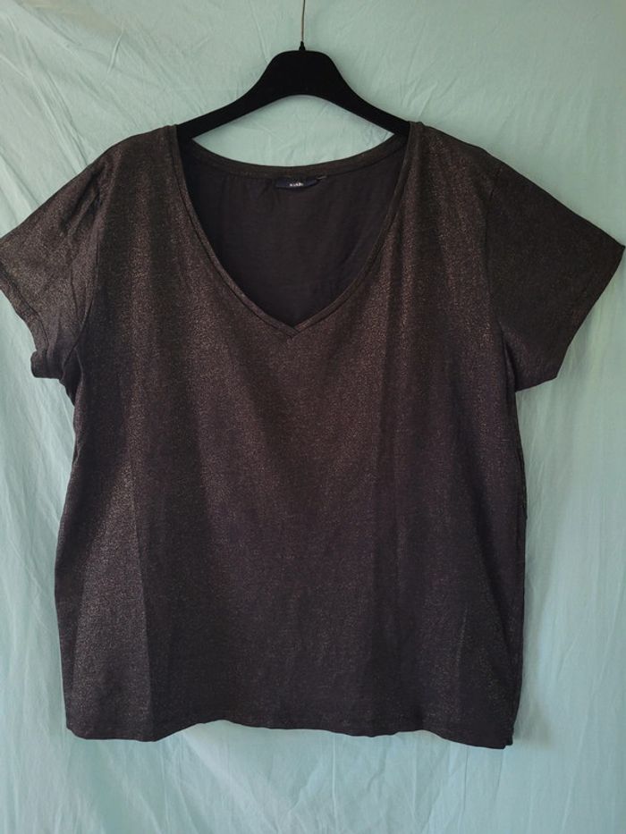 Très beua tee shirt noir et doré